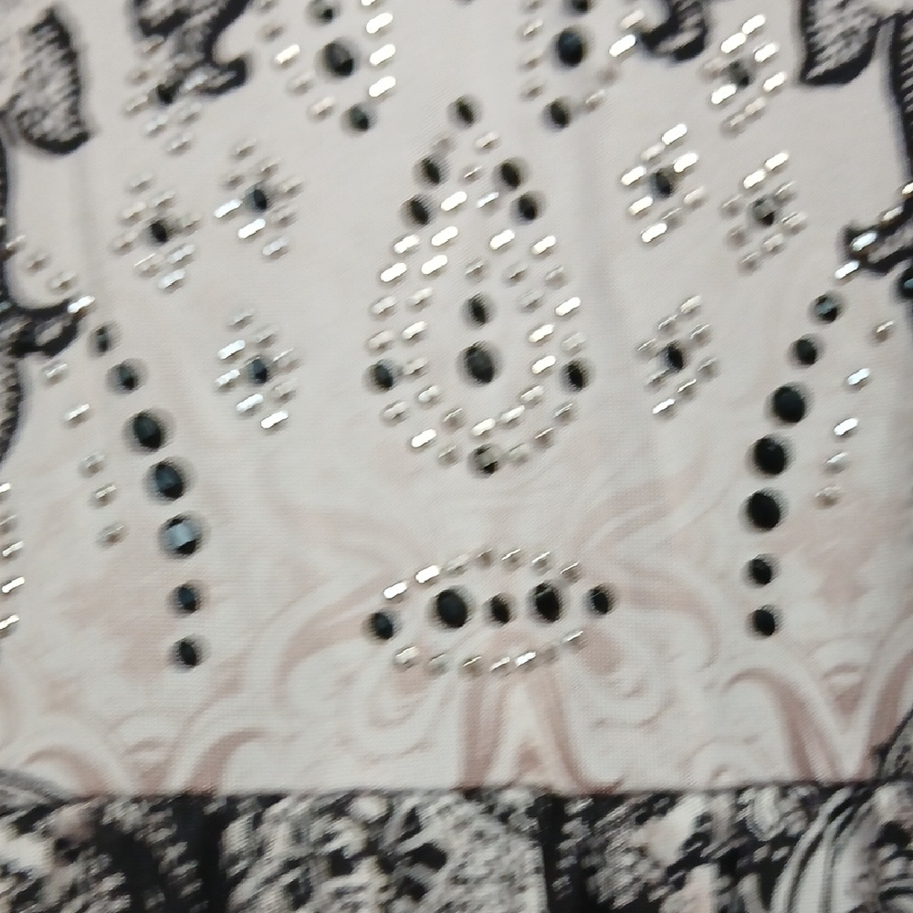 Sleeveless Black & White Paisley Maxi Dress - Women - Picture 3 of 6